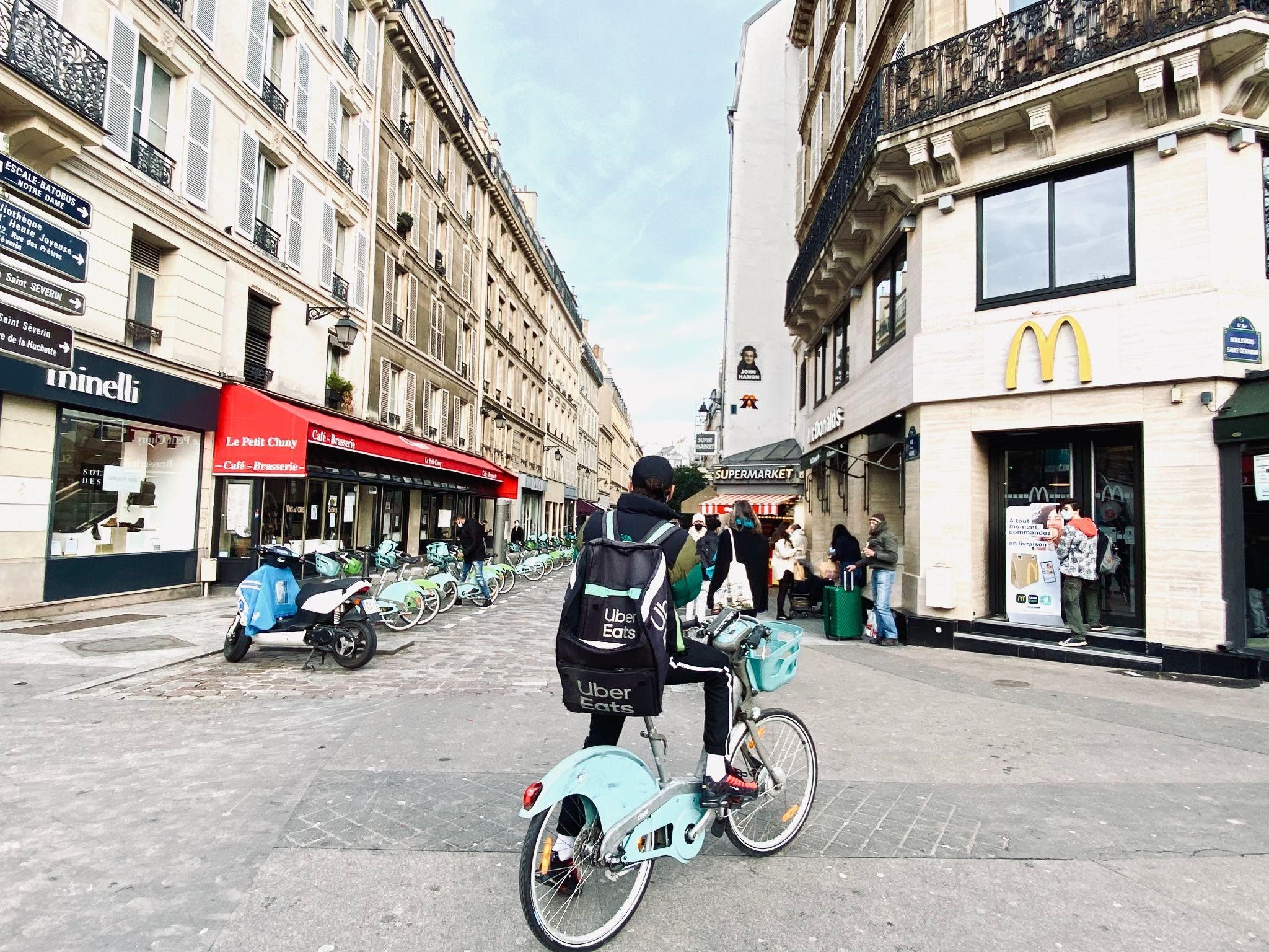 livreurs à vélo deliveroo uber eats