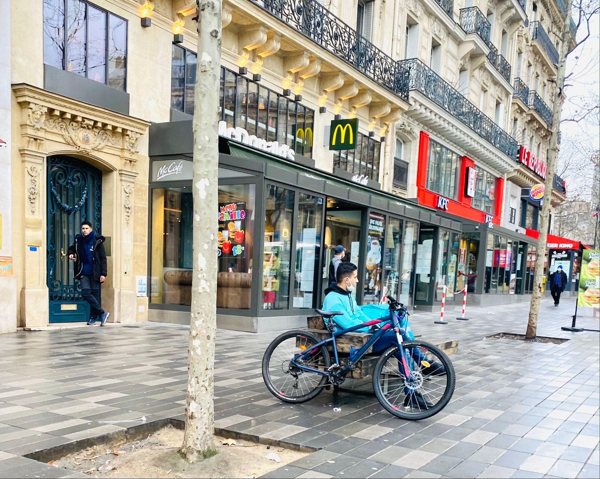 livreurs à vélo deliveroo uber eats